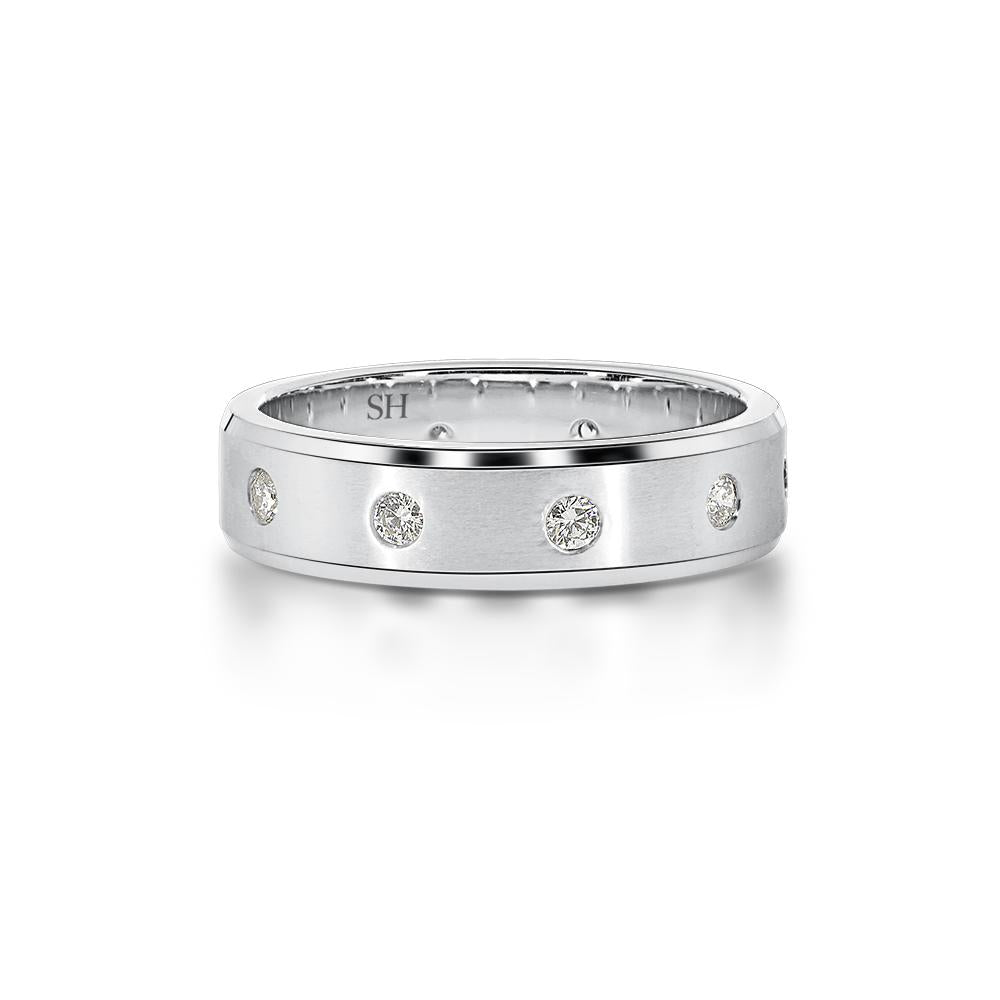 Pictured with 0.30ct diamond|thumb_caption: 0.30 carat|thumb_group:1
