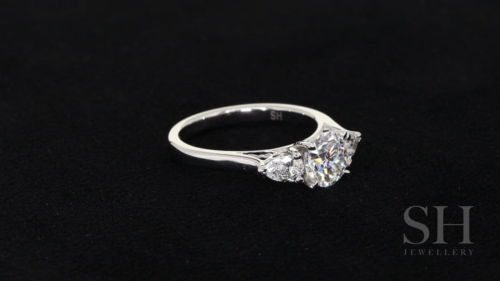 video:b90QSYNjmlE|video360:true|caption:Shown with 1.0ct diamond.|option:Carats=1.0 carat|thumb_caption:1.0 carat