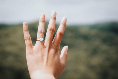 10 SIMPLE STEPS TO BUYING AN ENGAGEMENT RING