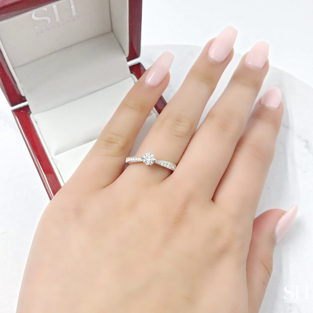 Classic offset 4-Claw setting with tapered band - W0021 (Lab Grown)