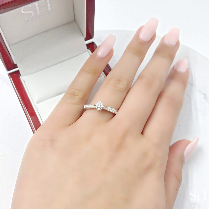 Classic offset 4-Claw setting with tapered band - W0021 (Lab Grown)