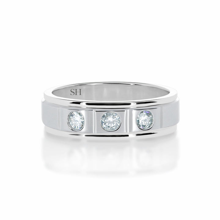 Pictured with 0.30ct diamond|thumb_caption: 0.30 carat|thumb_group:1|grid_preview:true