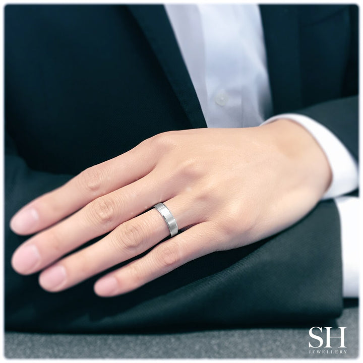 Pictured with 18k white gold|thumb_caption: 18k white gold |thumb_group:2